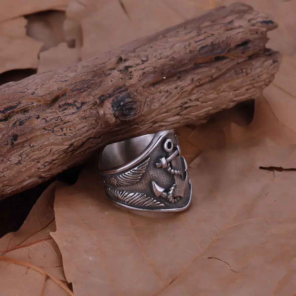 La Bague du Marin capture l'esprit indomptable des navigateurs nordiques avec son ancre imposante gravée en acier inoxydable. 