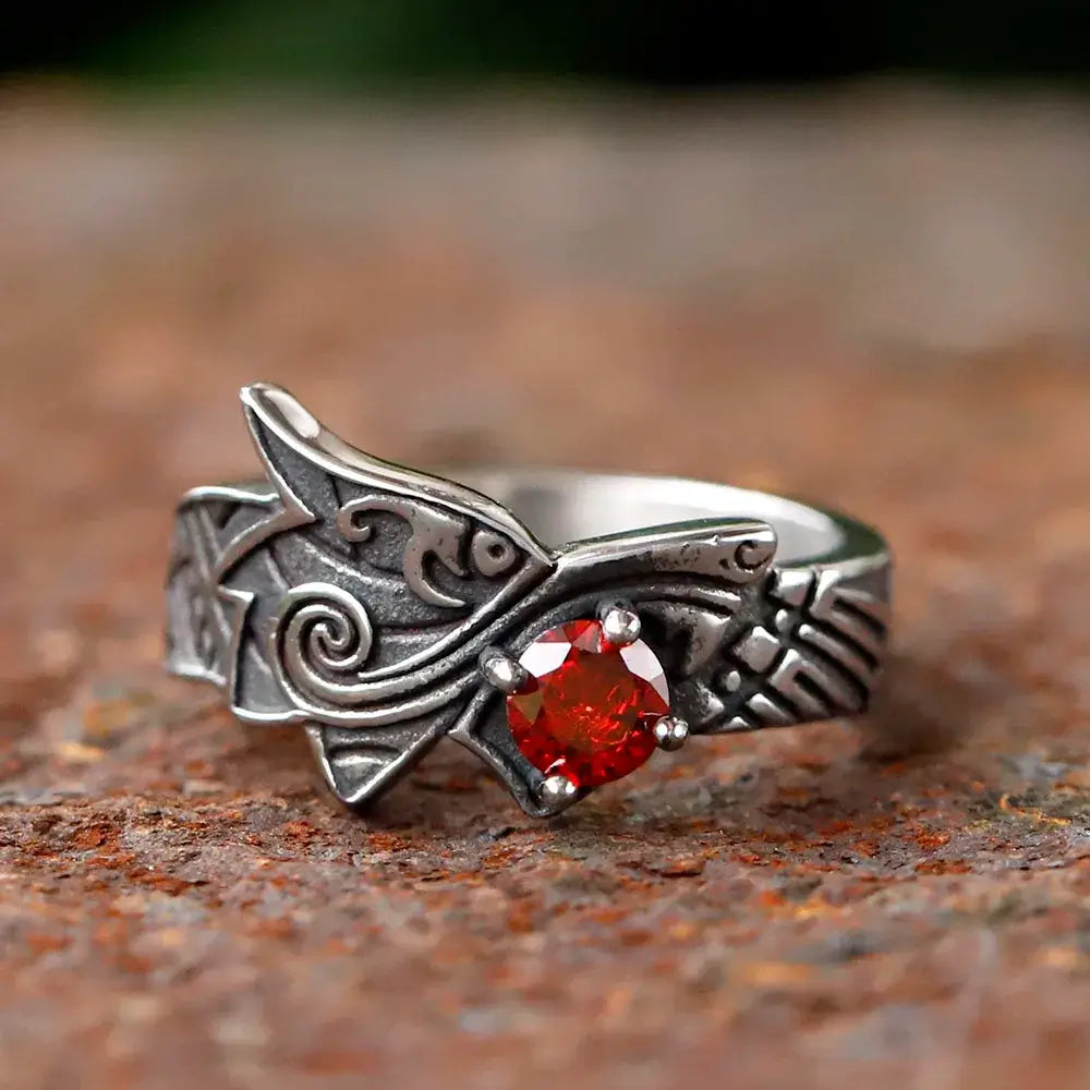 bague loup celte en acier titane avec zirconium rouge, design squelette punk, disponible en plusieurs tailles.