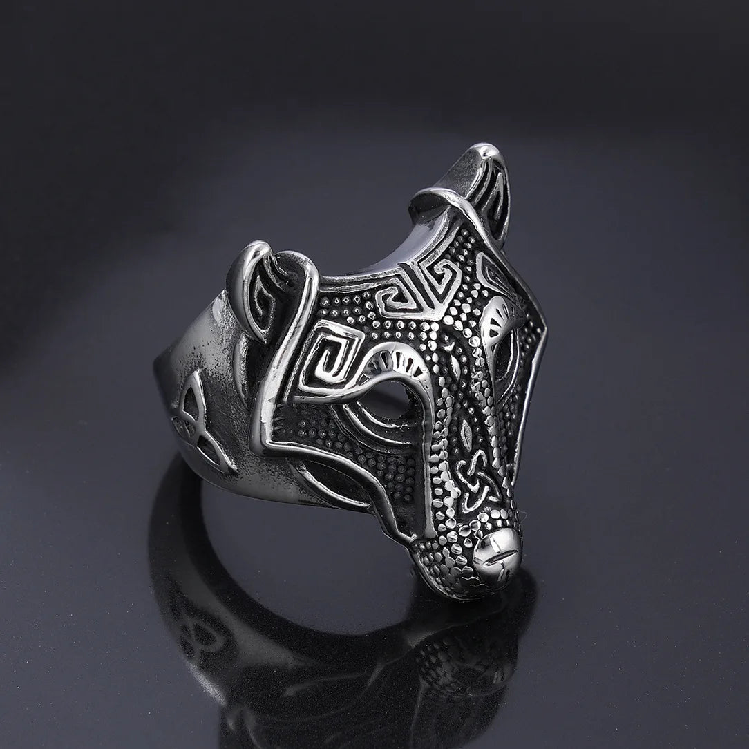 Bague en argent représentant une tête de loup, appelée la bague du loup, avec un design intricate.