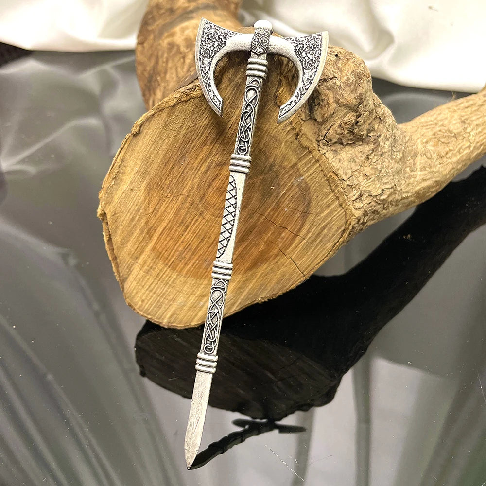 Épingle à cheveux hache Viking en alliage de zinc sur un support en bois, accessoire audacieux pour un look guerrier.