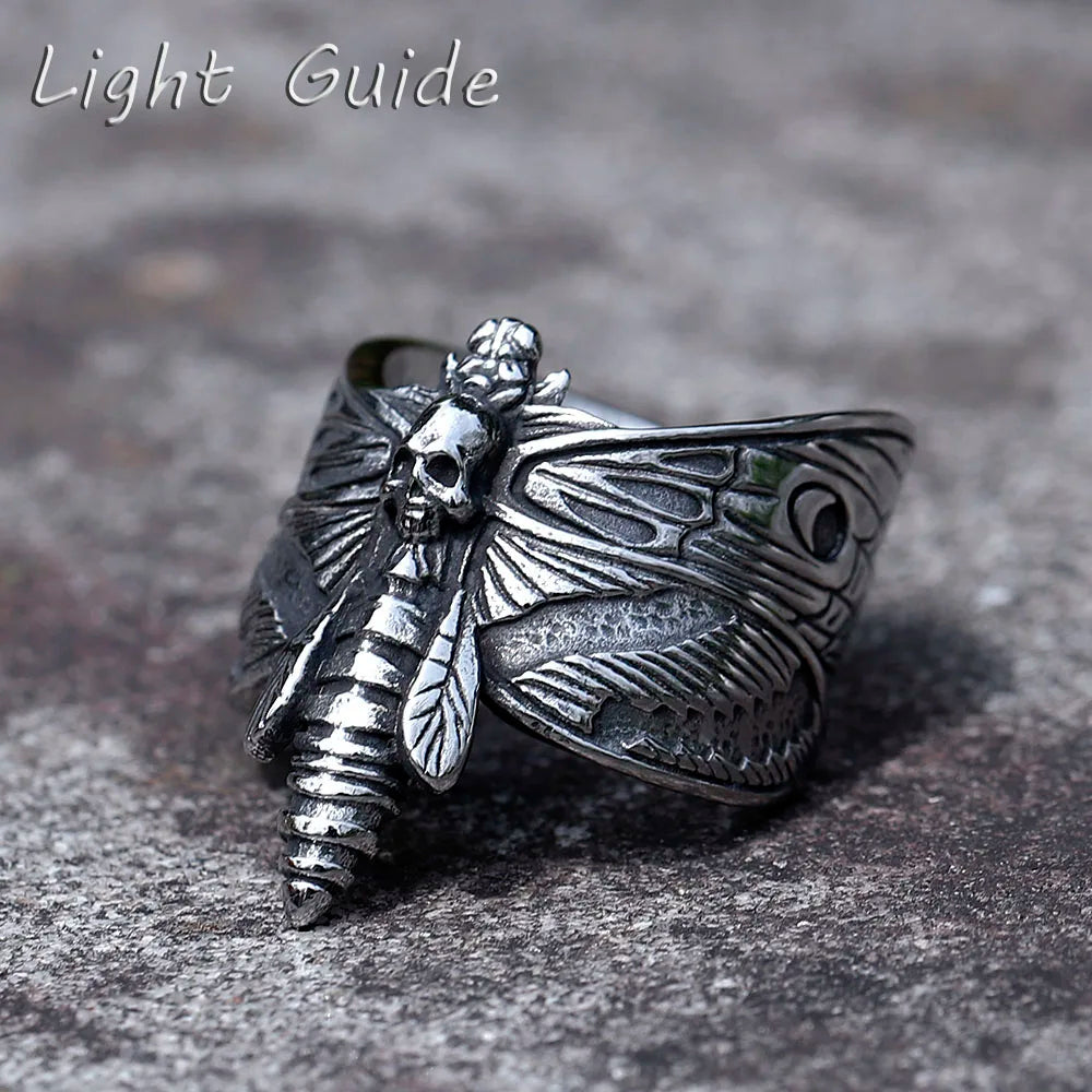 Bague sphinx tête de mort en acier titane avec design de papillon et tête de mort, style audacieux.