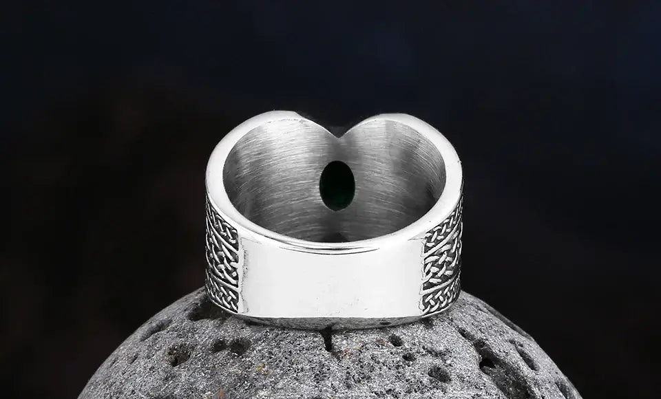 bague du sorcier en acier inoxydable avec design géométrique et zirconium, vue arrière sur fond noir.