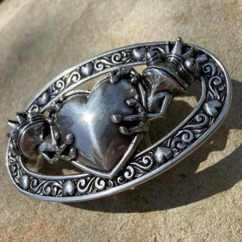 boucle de ceinture celtique grenouille en alliage métallique avec un cœur et des grenouilles décoratives.