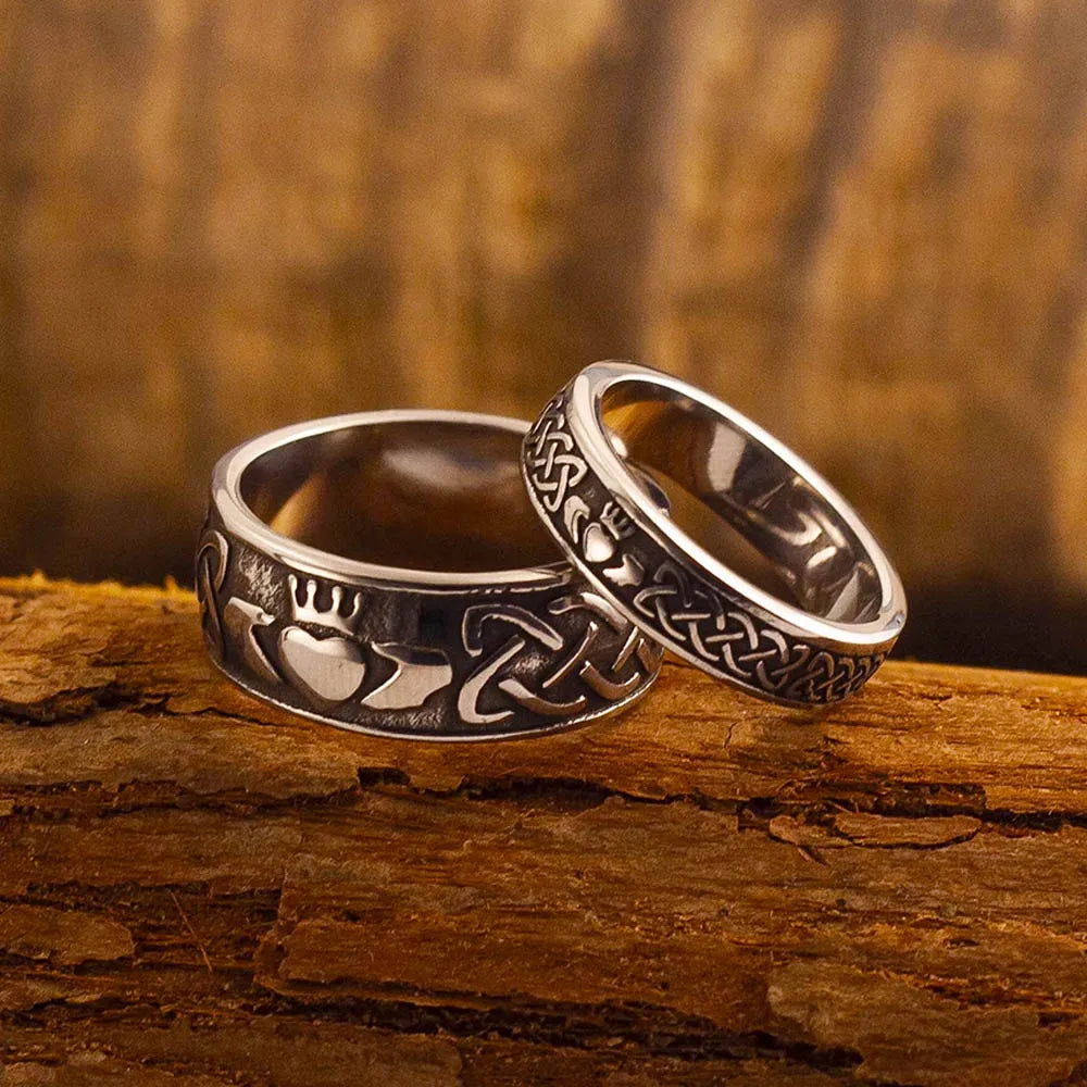 Bague Claddagh en acier inoxydable avec motifs celtiques et symbole de l'amour, idéales pour les couples.