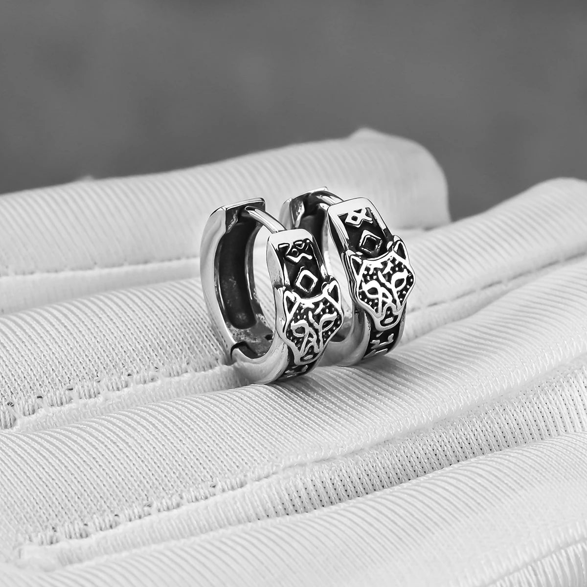 Boucle d'oreille créole tête loup - créoles en acier inoxydable avec design de tête de loup.