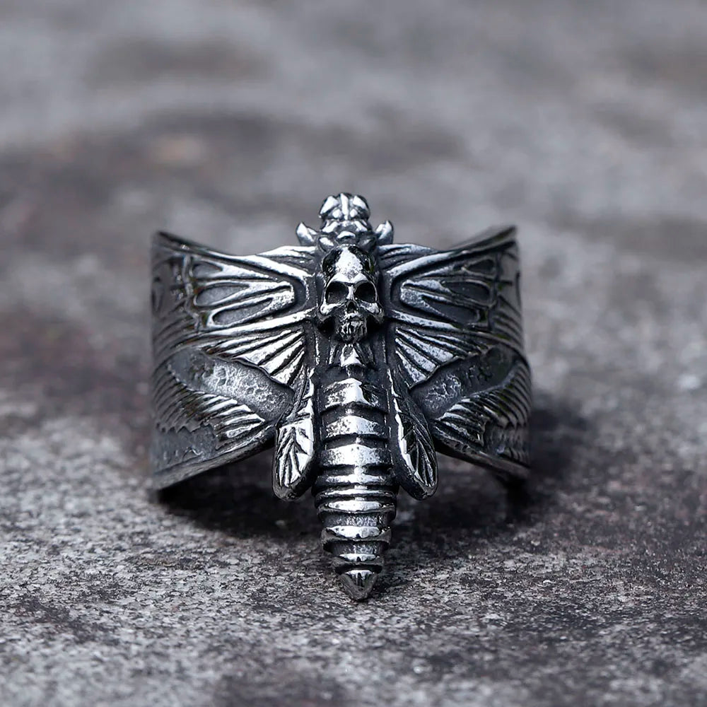 Bague sphinx tête de mort en acier titane avec design de crâne et papillon, peaufinant le style audacieux.
