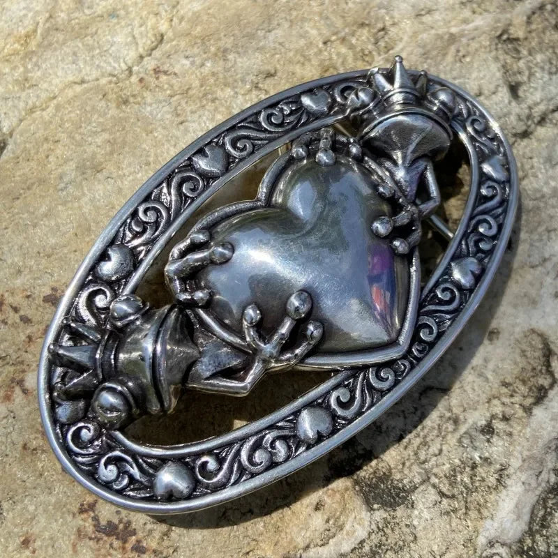 boucle de ceinture celtique grenouille en alliage métallique, design en forme de cœur avec des mains et des couronnes.