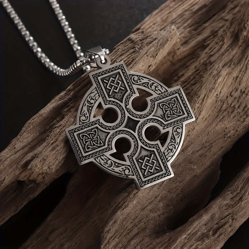 pendentif croix noeud celtique en acier inoxydable sur fond en bois, élégant et masculin.
