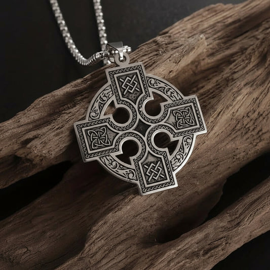 pendentif croix noeud celtique en acier inoxydable sur fond en bois, élégant et masculin.
