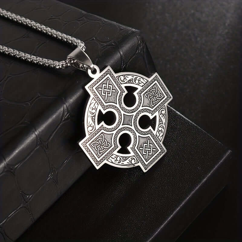 Pendentif croix noeud celtique en acier inoxydable sur une chaîne, ajoutant caractère et élégance.