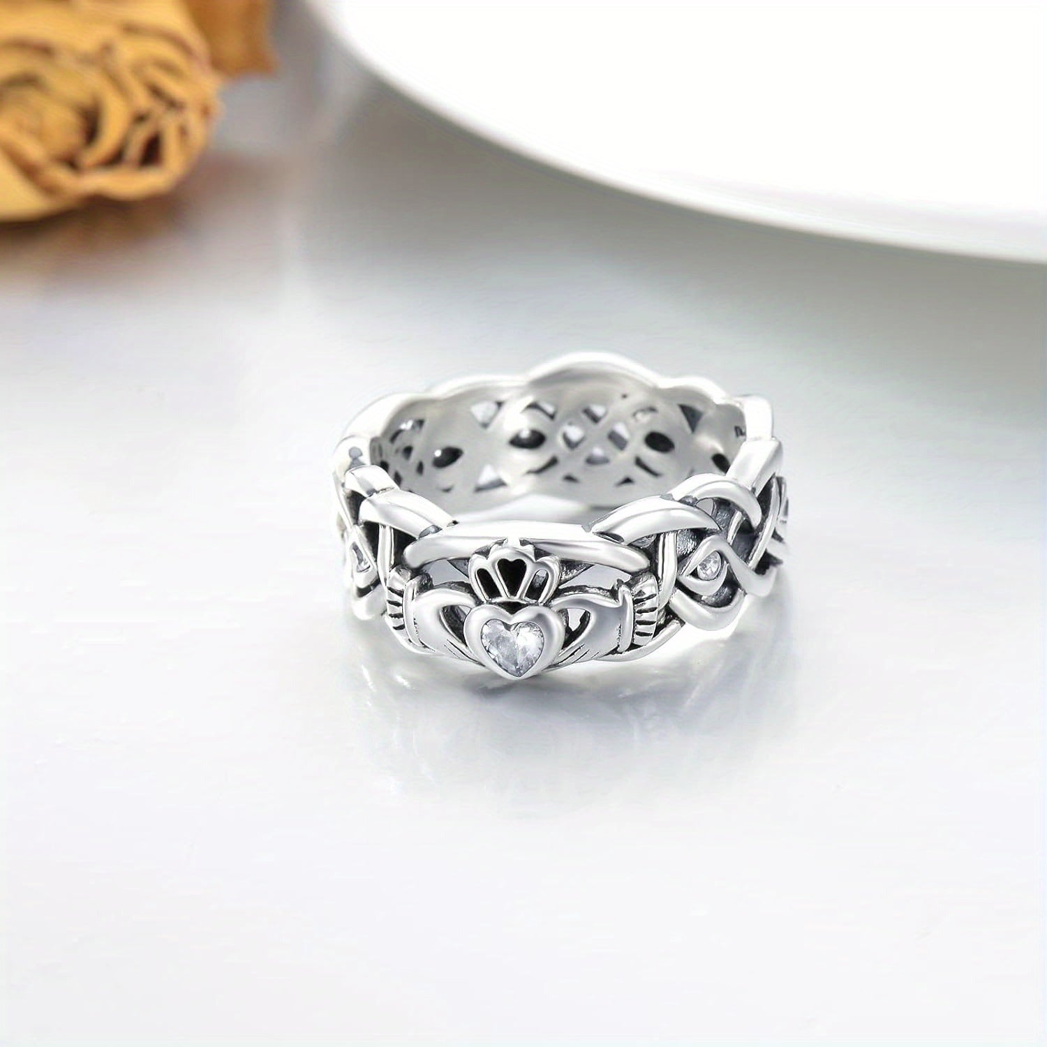 bague Claddagh pour femme en argent 925, finition platine, design classique avec symboles d'amour et d'amitié.
