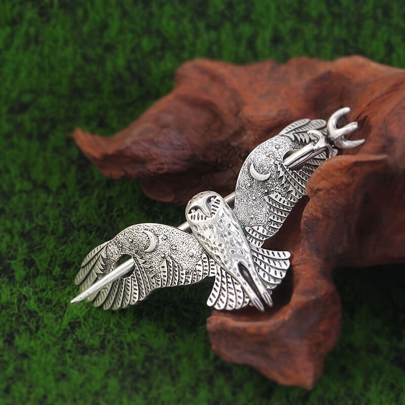 la barette hibou celte en alliage, représentant des hiboux stylisés sur fond nature.